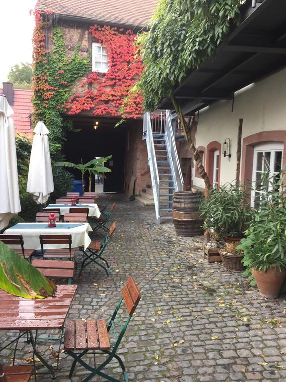 Alter Winzerhof Weisenheim Am Berg E.K. Hotel Buitenkant foto