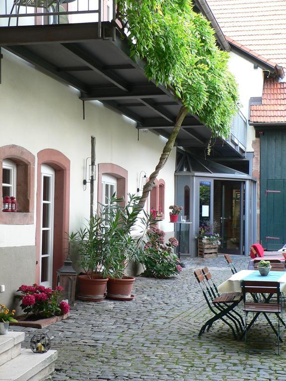 Alter Winzerhof Weisenheim Am Berg E.K. Hotel Buitenkant foto